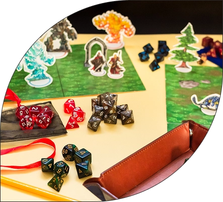 Een opstelling voor een tafel-RPG met veelvlakkige dobbelstenen, fantasiefiguurtjes, gevechtskaarten en een dobbelstenenbakje, helemaal klaar voor een meeslepende rollenspel-sessie.